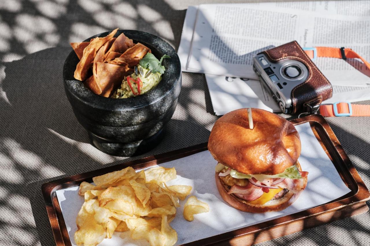 El Llorenc Parc De La Mar - Adults Only Palma de Maiorca Exterior foto A falafel and a burger at a restaurant in Tel Aviv