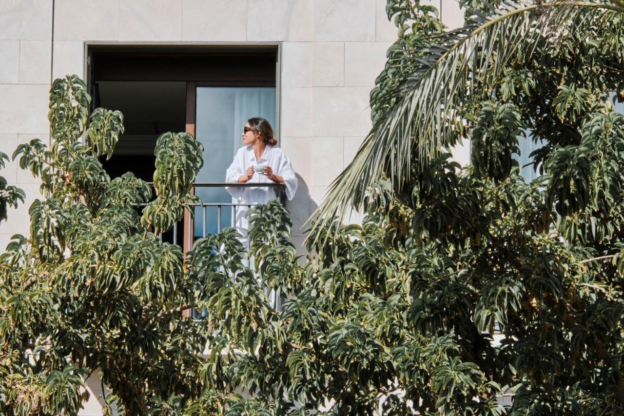 El Llorenc Parc De La Mar - Adults Only Palma de Maiorca Exterior foto A woman on a balcony in Madrid, Spain