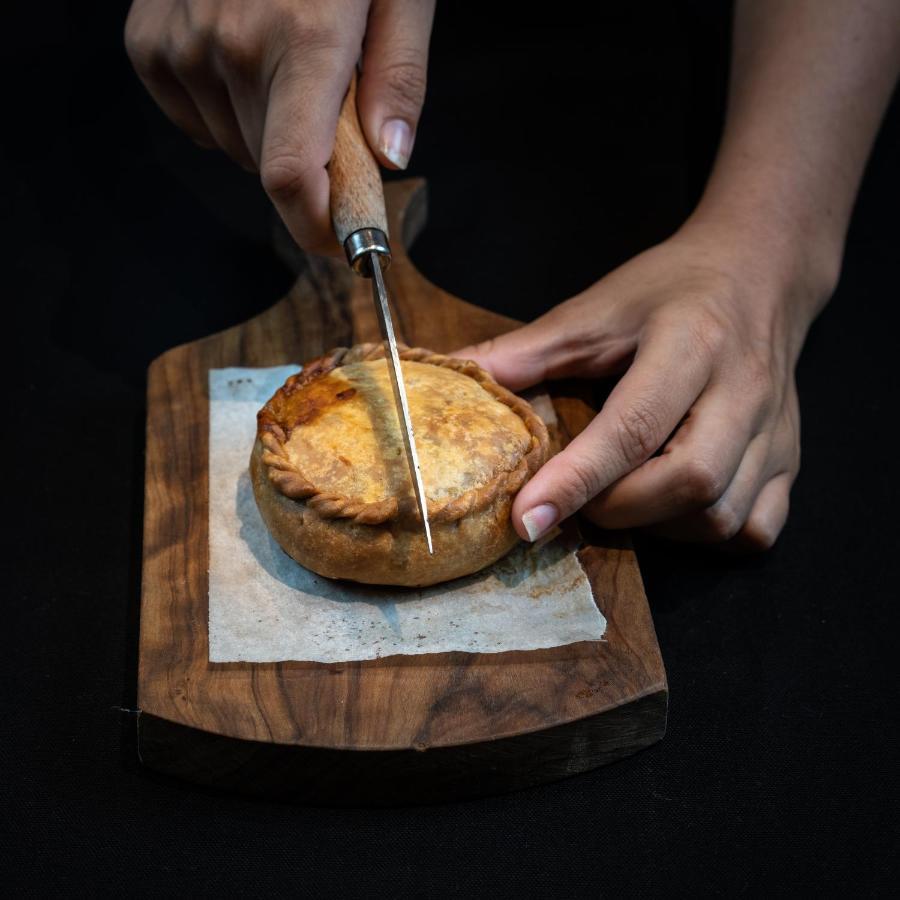El Llorenc Parc De La Mar - Adults Only Palma de Maiorca Exterior foto A pork and apple pie being cut