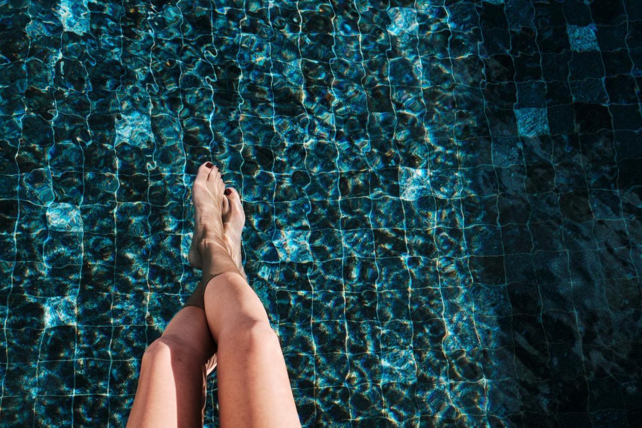 El Llorenc Parc De La Mar - Adults Only Palma de Maiorca Exterior foto A woman's feet in a swimming pool