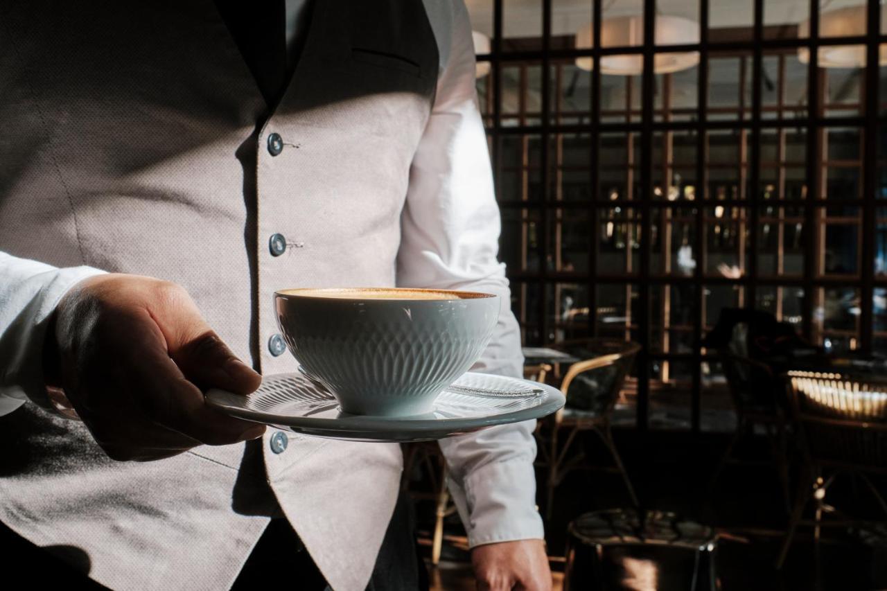 El Llorenc Parc De La Mar - Adults Only Palma de Maiorca Exterior foto A waiter serving coffee
