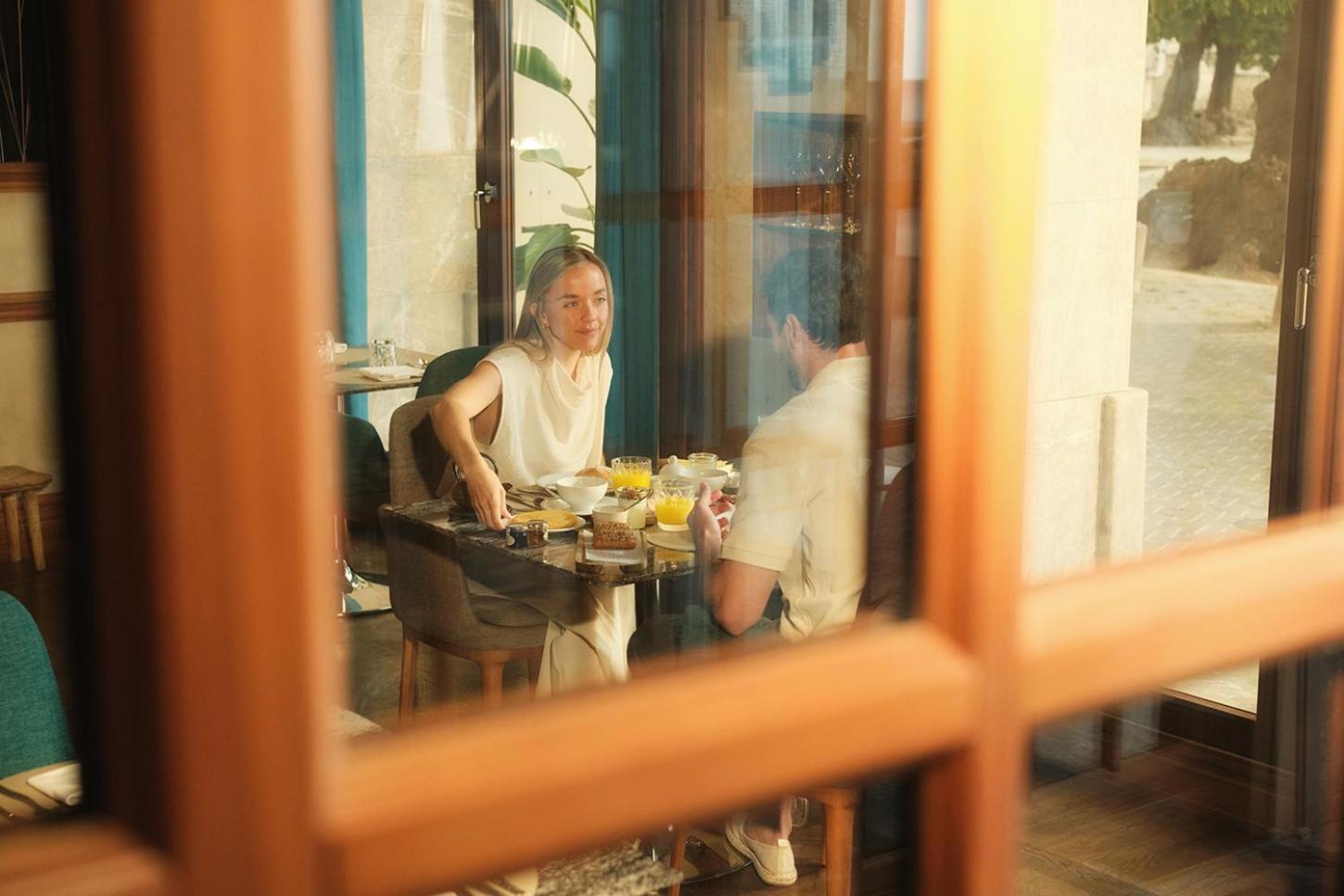 El Llorenc Parc De La Mar - Adults Only Palma de Maiorca Exterior foto A woman eating at a restaurant in Tbilisi