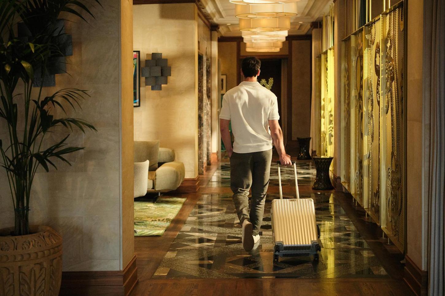 El Llorenc Parc De La Mar - Adults Only Palma de Maiorca Exterior foto A bellboy at work