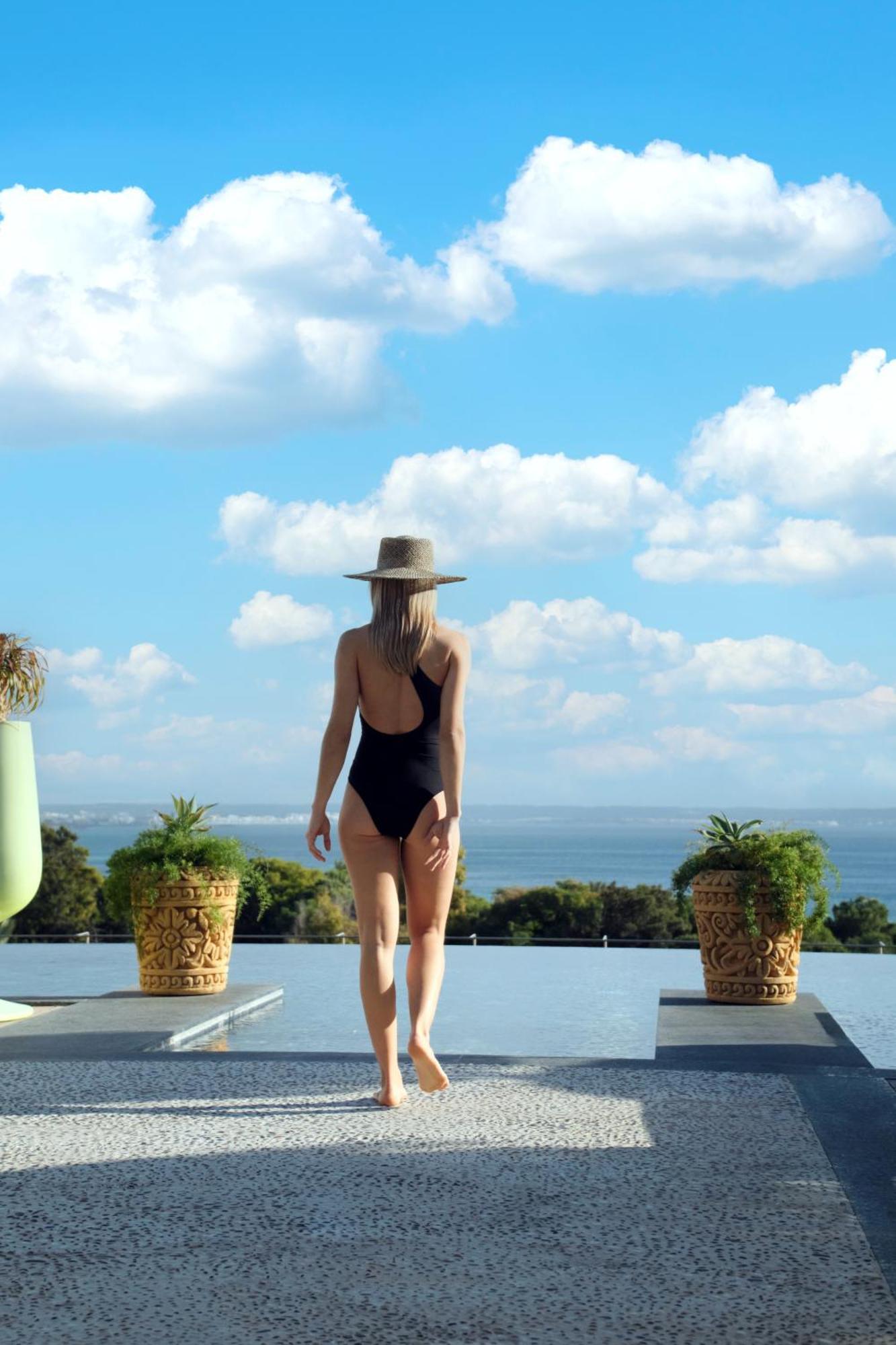 El Llorenc Parc De La Mar - Adults Only Palma de Maiorca Exterior foto A woman wearing a monokini