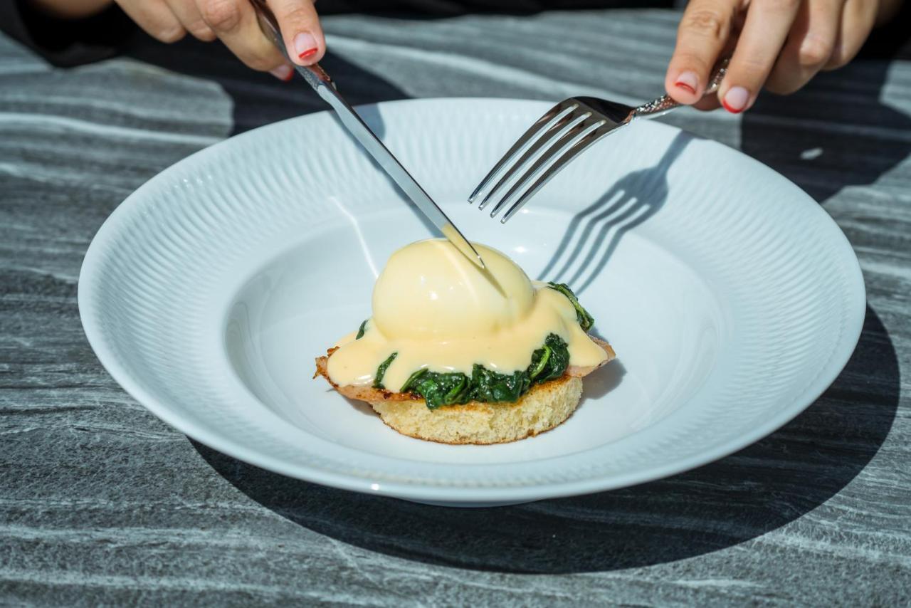 El Llorenc Parc De La Mar - Adults Only Palma de Maiorca Exterior foto A poached egg being cut with a knife and fork