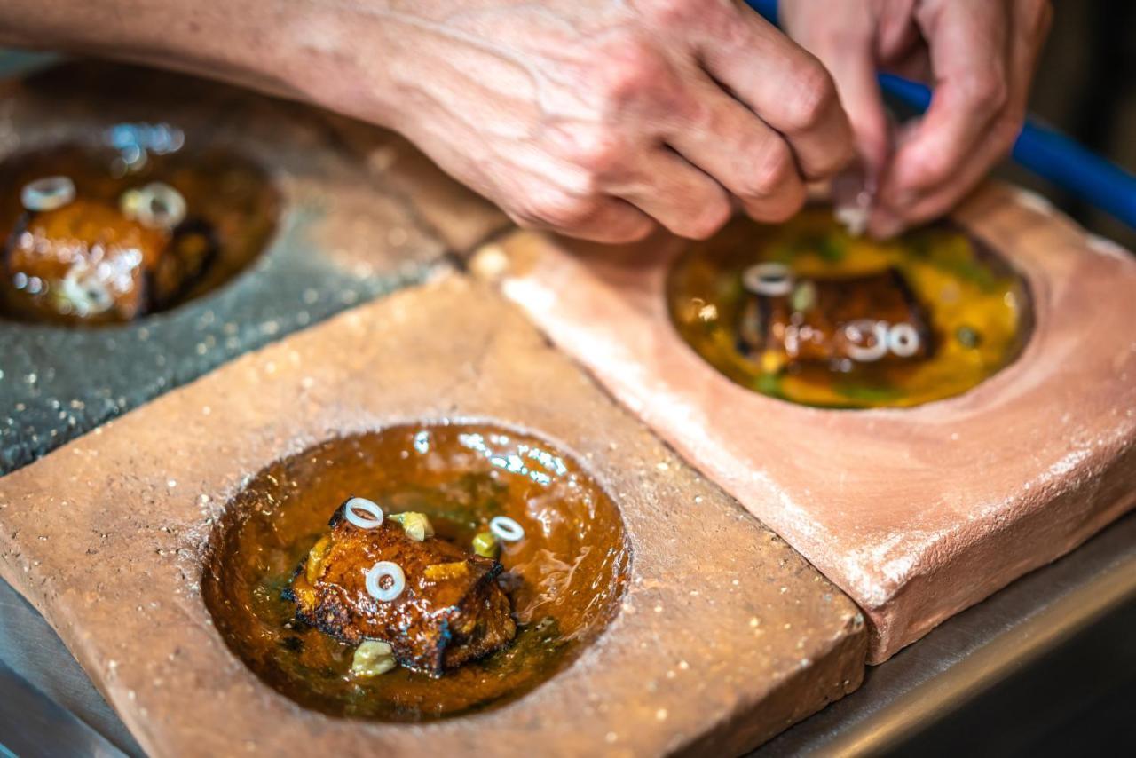 El Llorenc Parc De La Mar - Adults Only Palma de Maiorca Exterior foto A chef prepares a dish at the restaurant